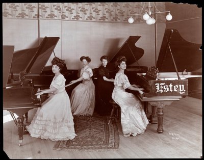 Vier Frauen sitzen an Klavieren bei der Estey Piano Corporation, 1908 von Byron Company